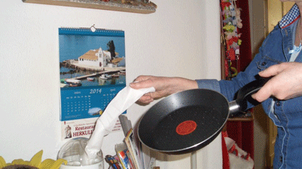 Fettige Pfannen reinigen mit dem Easypull.