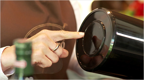 … Haft-Pad an der Unterseite des Papierspenders kann Easypull auf den meisten glatten Oberflächen im Haushalt angebracht werden und steht damit fest und sicher. Im …