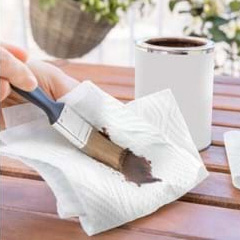 In vielen Situationen ein sparsamer und verlässlicher Helfer: Mit Zewa Wisch&Weg brauchst Du nur die Hälfte an Haushaltstüchern ....