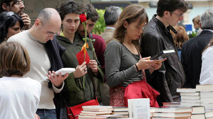 Imagen de las calles de Barcelona en el día de Sant Jordi con gente comprando libros y rosas