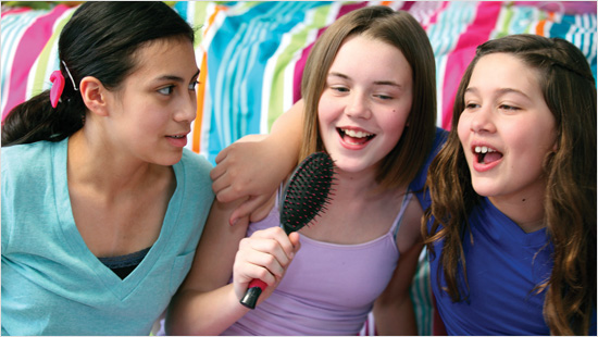 Ayudaremos a las adolescentes de nuestro entorno a organizar eventos para presentar las compresas, protegeslips y tampones del proyecto. ¡Que ellas sean las protagonistas!