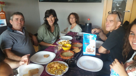 El trndiano victorlorente en plena degustación de Sannia con su entorno