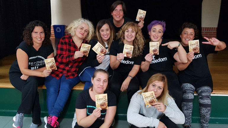 La trndiana amatxu39 compartiendo AvenaCao a sus compañeras de baile.