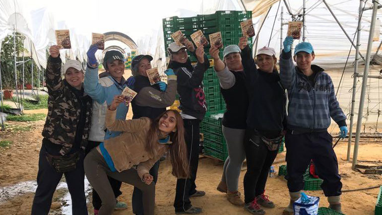 La trndiana alicia1985 repartiendo las muestras de AvenaCao.