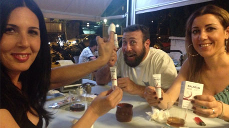 Seguro que la trndiana Verox7 y sus amigos ya se han forjado una idea sobre la loción.