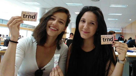 La trndiana coralcortes94 les ha contado a sus amigas los beneficios de la loción en la universidad.