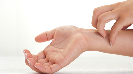 Pero, ¿por qué se produce el picor? La piel seca es la principal causa, ya que carece de hidratación, nos pica y nos rascamos…