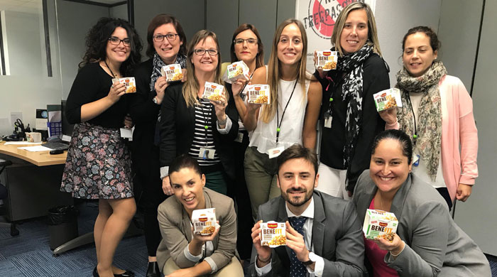 La trndiana silbargon compartiendo Brillante Benefit con sus compañeros.