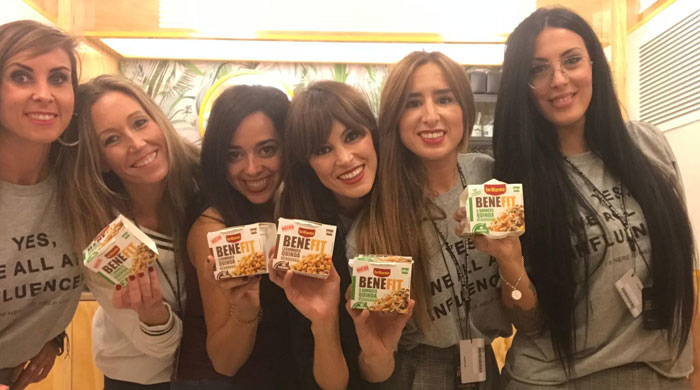 La trndiana Miriammm comparte Brillante en el trabajo con sus compañeras. 