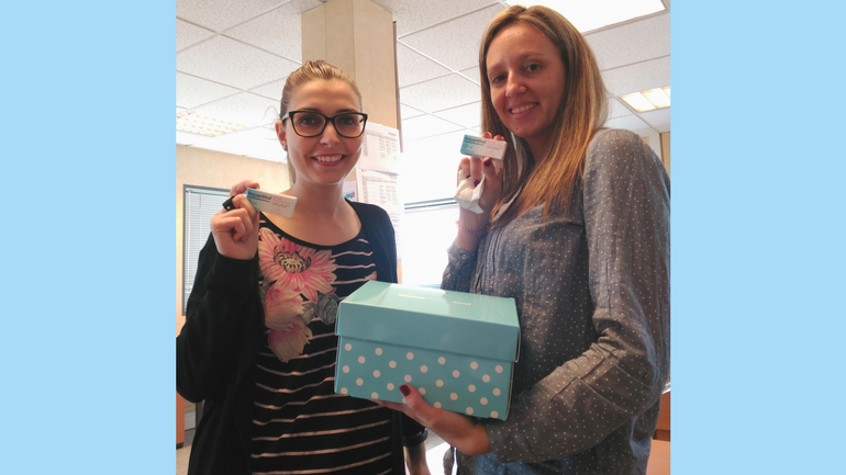 La trndiana sasanchezba repartiendo muestras de Bepanthol® Pomada Protectora Bebé. 