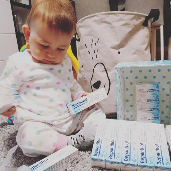La pequeña Nora cuando recibió su pack de Bepanthol® Pomada Protectora Bebé