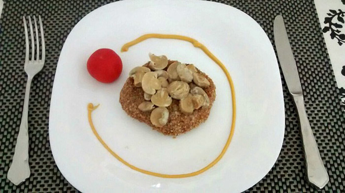 Hamburguesa de quinoa y sésamo con champiñones. 