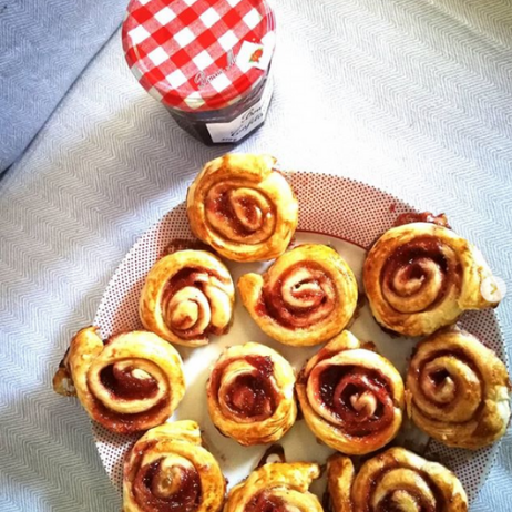 <a href="https://www.instagram.com/p/Bpc-ACyHDAF/" target="_blank" rel="noopener noreferrer">6. Rollos de hojaldre con Bonne Maman</a>