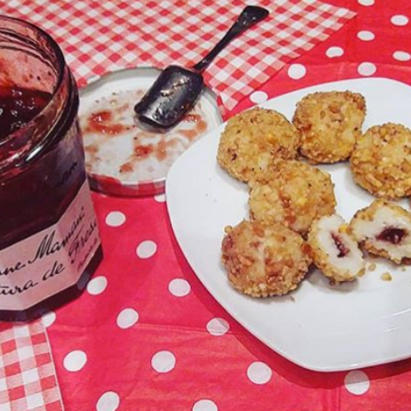 <a href="https://www.instagram.com/p/BpxawJXhq5s/" target="_blank" rel="noopener noreferrer">2. Bolitas de queso con corazón de Bonne Maman</a>