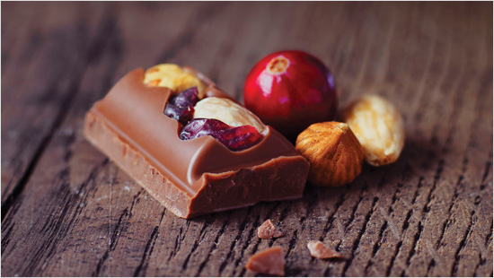 Su característica principal son las bayas y frutos secos tostados y enteros de su interior, colocados de forma aleatoria para hacer de cada tableta una pieza única y sorprendente.