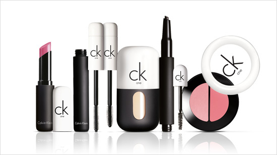 ck one color sorprende por sus packagings minimalistas, sus productos multifuncionales de fácil aplicación y sus atractivos precios, como veremos a continuación.