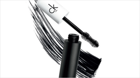 … que también está presente en la máscara de volumen, con tecnología patentada lycra y un divertido cepillo en forma de cacahuete…