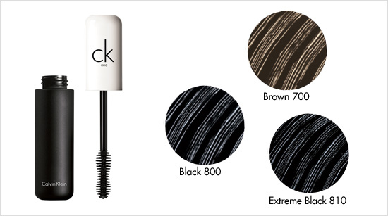 … para intensificar la mirada en tres tonos: black, extreme black o brown. Además, está testada oftalmológica y dermatológicamente, como todos los demás productos.