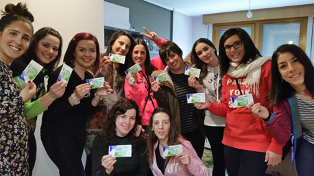 zaira43 repartiendo las muestras a sus amigas 