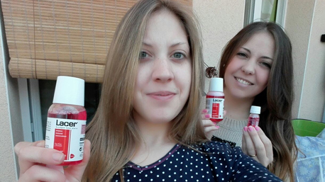 Las amigas de la trndiana reigiu luciendo muestras y sonrisas Lacer.