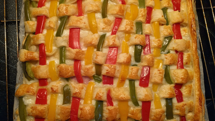 Empanada de pimiento, pechuga y mozzarella