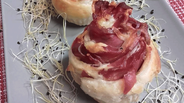 Flores de hojaldre de jamón y queso