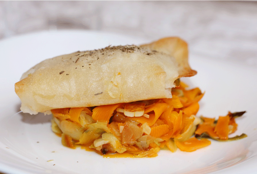 Merluza envuelta en pasta brick con cama de verduras