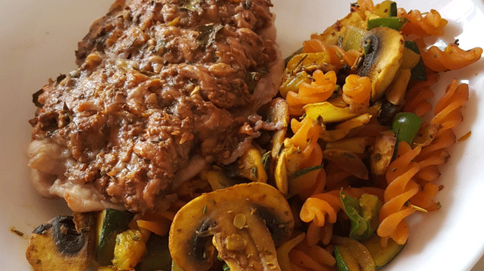 Pollo con costra de frutos secos y verduras salteadas con pasta