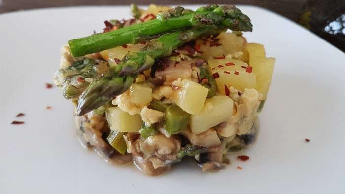 Revuelto de espárragos, bacalao, cebolla, champiñones, patatas y pimentón