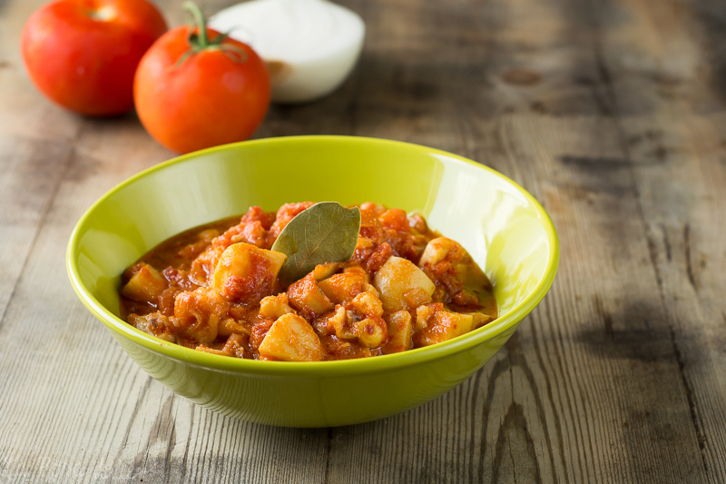 Sepia en salsa de tomate y almendras