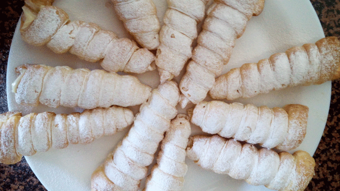 Canutillos de hojaldre rellenos de crema pastelera
