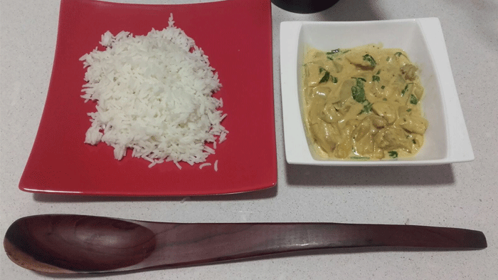 Pollo al curry con arroz Bastami