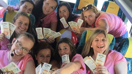 Compartiendo Hawaiian Tropic entre las chicas de la despedida de soltera