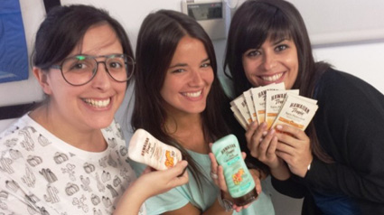 La trndiana Marisen enseñando el contenido de su pack veraniego