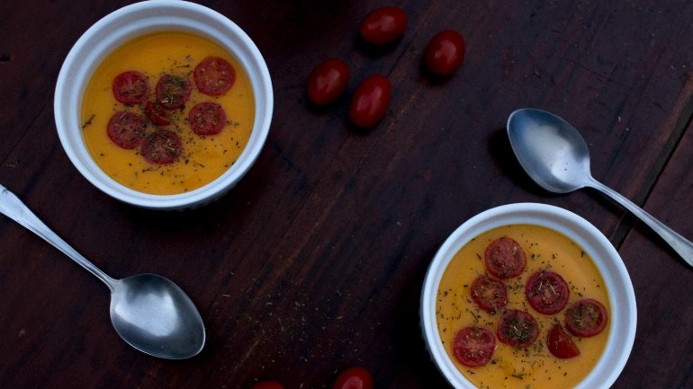 La trndiana neysa prepara sus recetas con Cremas Knorr.