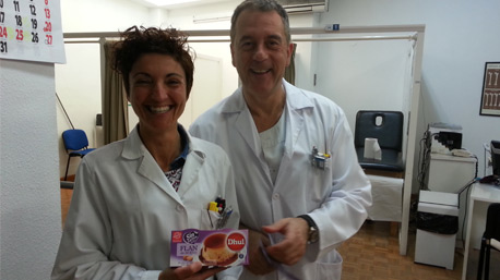 Repartiendo flanes en el trabajo.