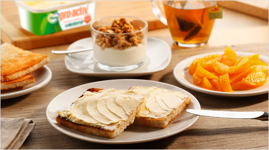 Desayunando 2 tostadas untadas con Flora pro.activ y adoptando un modo de vida saludable conseguiremos reducir nuestro colesterol notablemente...  