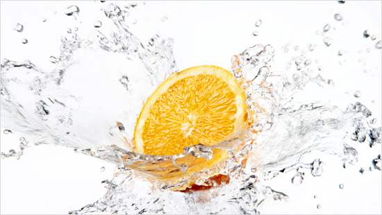 … una bebida sabrosa compuesta por un 85% de agua mineral natural y zumo de frutas a base de concentrado.