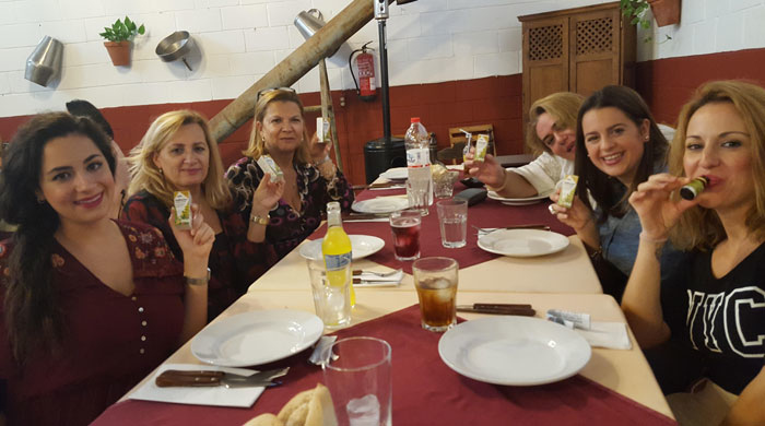 La trndiana mellis2 comparte Gallexier en una comida familiar. 