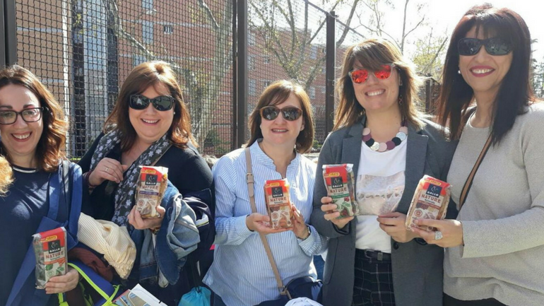 La trndiana Evanda repartiendo las muestras de Gallo Nature en su entorno.