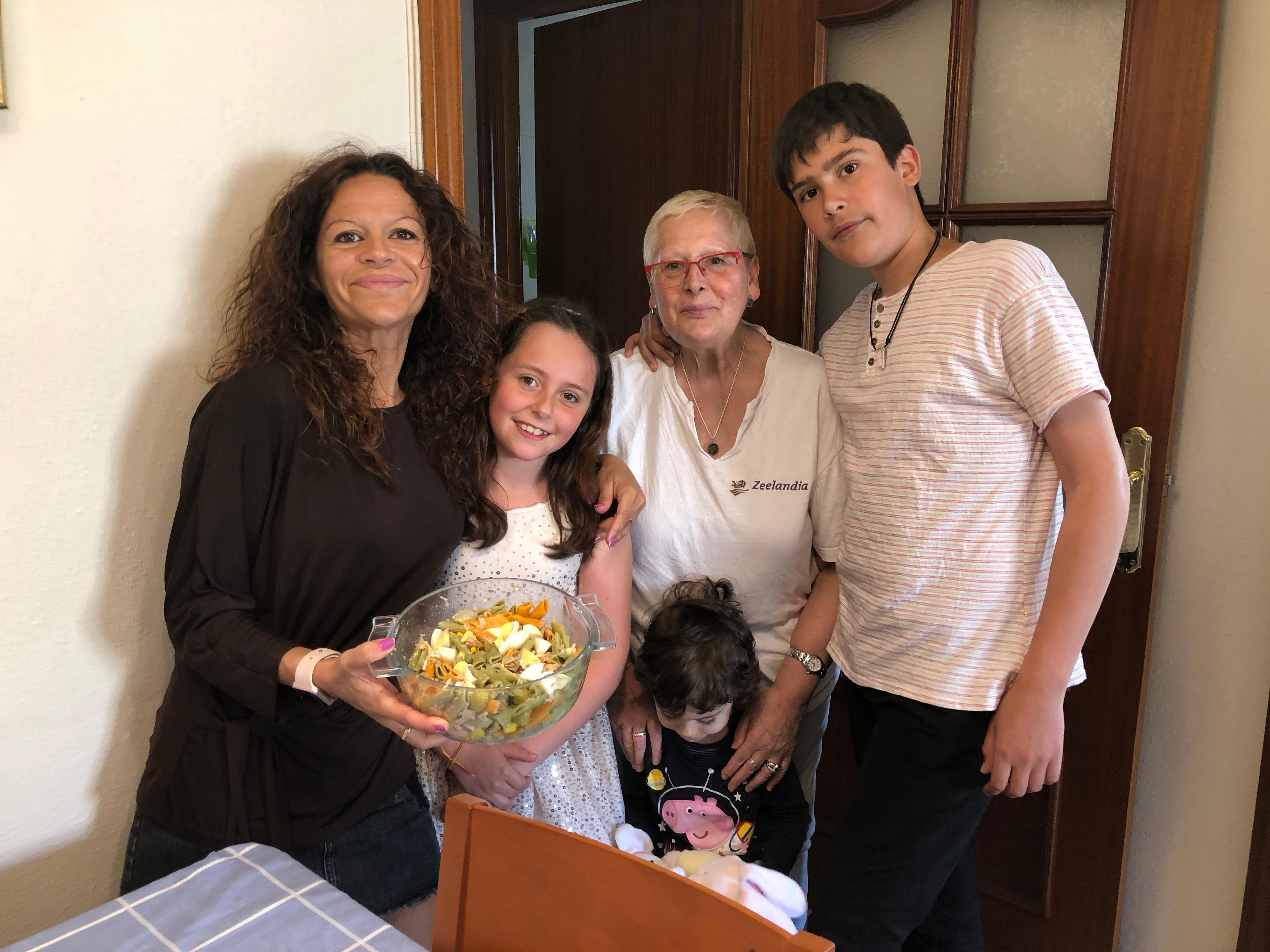 La trndiana SandraDomenech con su familia y Gallo Nature. 