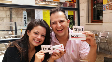 Posando felices junto a las muestras del Gel dentífrico Lacer