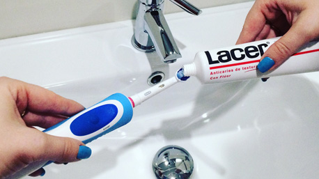 Una historia de amor entre el cepillo y el Gel dentífrico Lacer