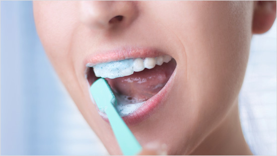 … y una protección contra la caries causada por la desmineralización del esmalte dental.