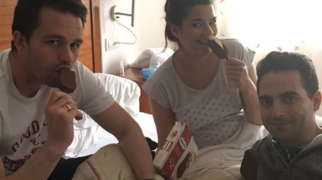 trndiano Albertomb y sus amigos disfrutando de los helados :)