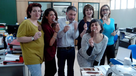 El trndiano Zarzoso ha organizado un aperitivo heladero en la ofi :)