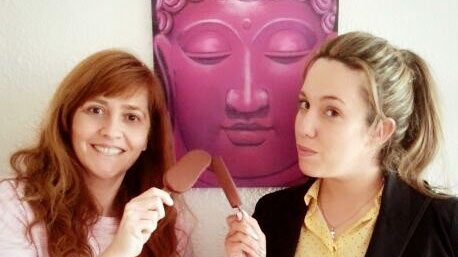 trdiana analo brinda con su amiga con los Häagen-Dazs sticks