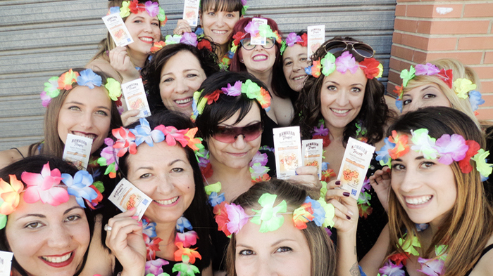 La trndiana tere_tessa con sus amigas y Hawaiian Tropic