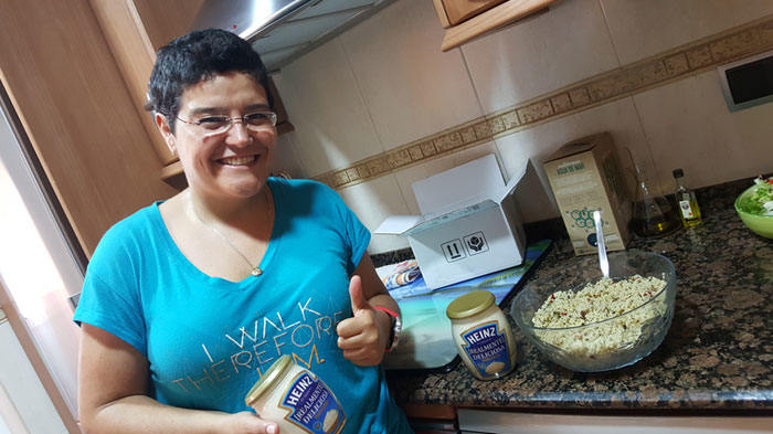 La trndiana Olguins preparando una receta con Heinz Realmente Deliciosa.