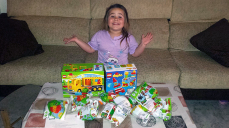 La reacción de la hija del trndiano Emilio_sr al pack de inicio.